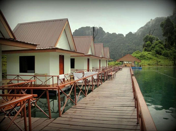 Khao Sok Nationalpark - Floating bungalows on the Cheow Lan Lake