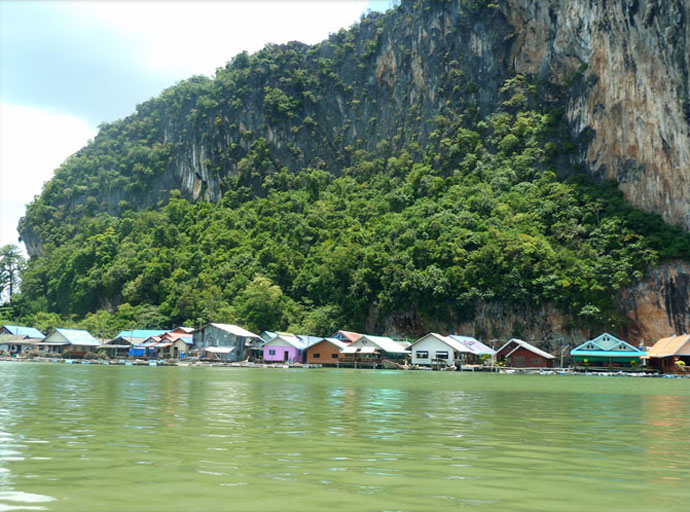 Die Bewohner der Phang Nga Bucht Leben am und vom Wasser
