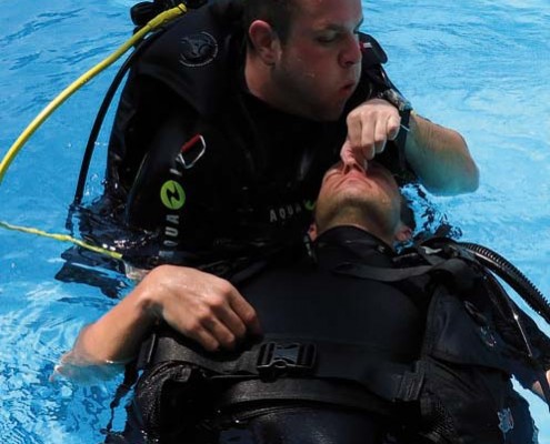 Rettungsübungen im Pool